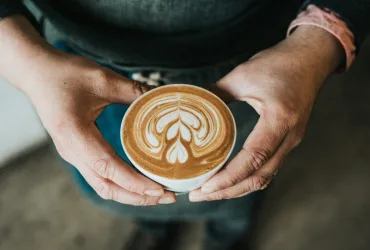 Πως με αυτούς τους 4 εύκολους τρόπους μπορείς να απαλλαγείς γρήγορα από τον λεκέ του καφέ