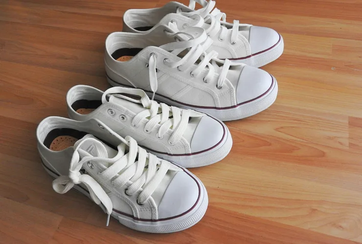 Το απόλυτο hack για πεντακάθαρα λευκά παπούτσια – εύκολα και φυσικά!