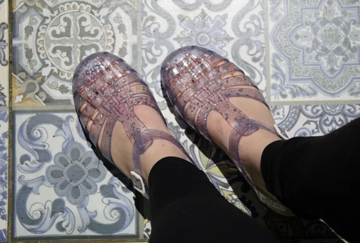 Jelly Shoes: Trendy αλλά και… risky για την υγεία των ποδιών!