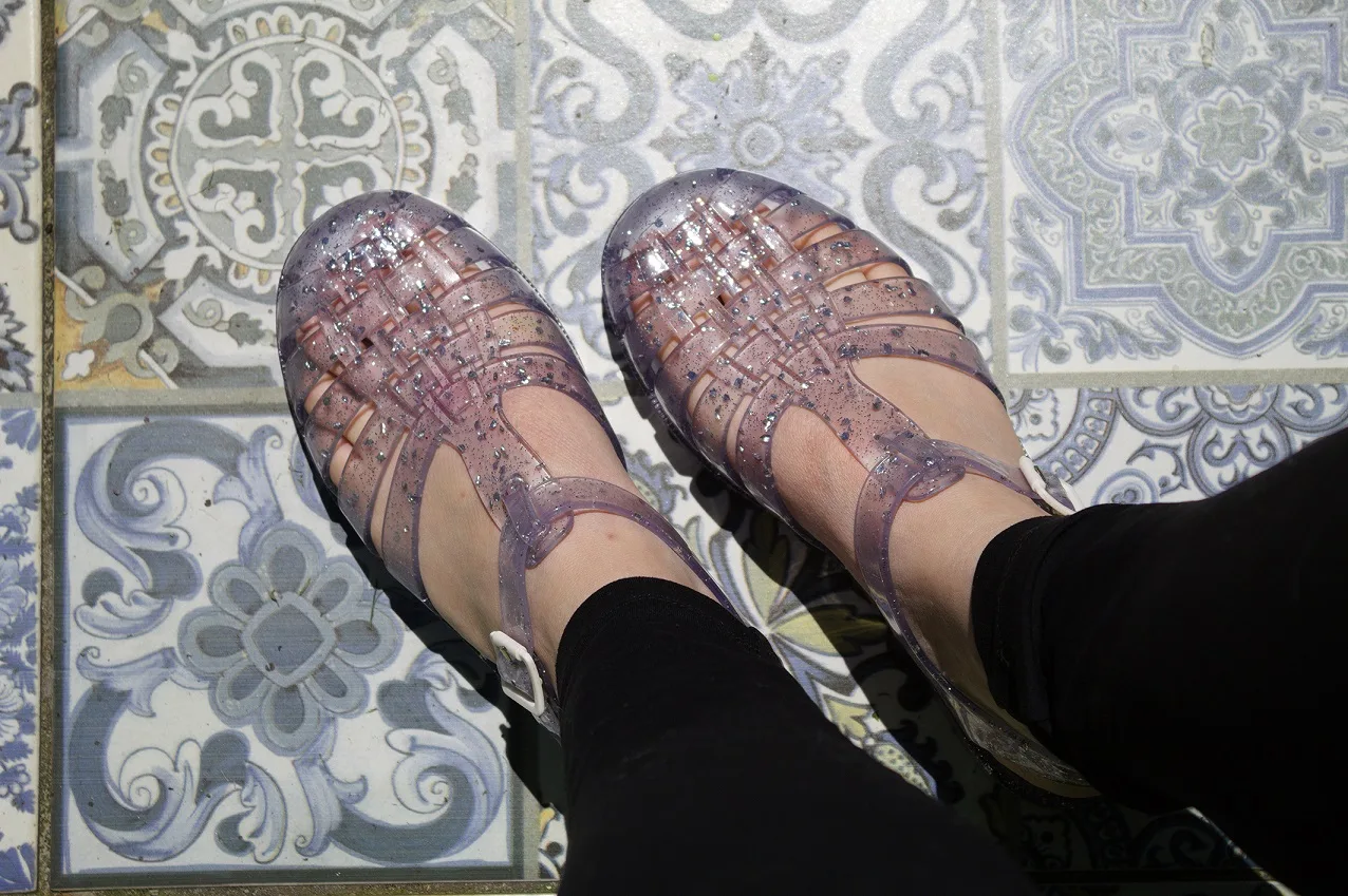 Jelly Shoes: Trendy αλλά και… risky για την υγεία των ποδιών!