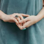 Πώς να βγάλω ένα δαχτυλίδι που έχει κολλήσει στο δάχτυλό μου