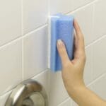 Πώς να εξαφανίσετε τη μούχλα στο μπάνιο εύκολα και χωρίς κόστος