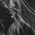 Λευκές τρίχες: Κάνει να τις βγάζεις ή θα γεμίσεις περισσότερες;