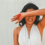 Πώς να απομακρύνεις τους λεκέδες από αποσμητικό στο αγαπημένο σου T-shirt