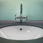 Γιατί δεν πρέπει να πίνετε νερό από τη βρύση του μπάνιου