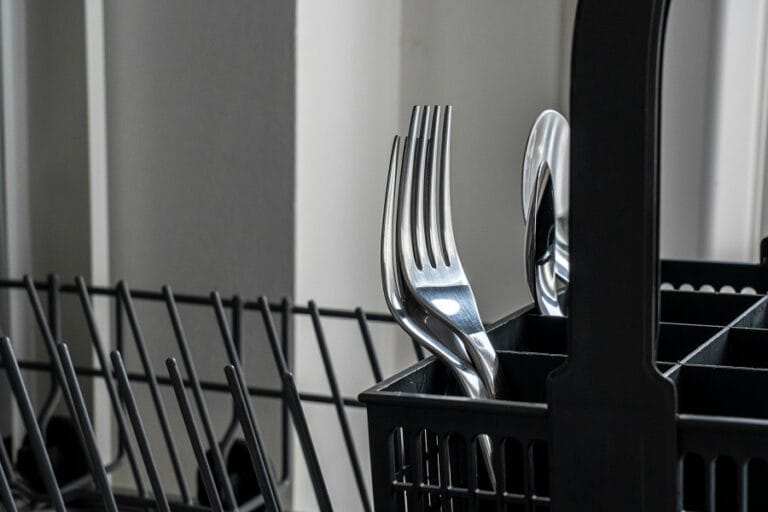 Το απίστευτο κόλπο με το αλουμινόχαρτο στο πλυντήριο πιάτων