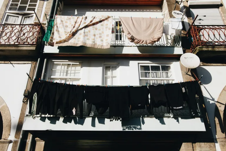 Σε ενοχλεί που τινάζει ο γείτονας στο μπαλκόνι σου; Μάθε τι ορίζει νόμος