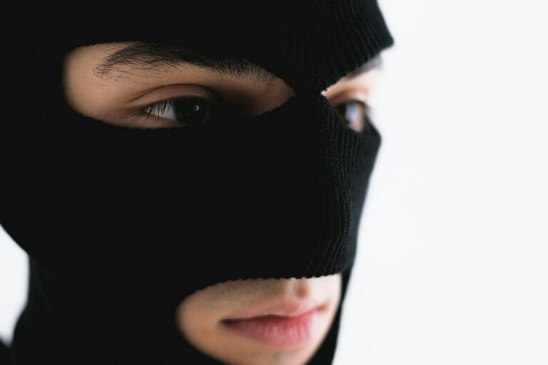Τι κάνεις αν μπει κλέφτης στο σπίτι και είσαι μέσα; Συμβουλές και Οδηγίες
