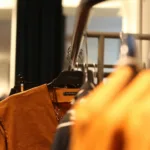 Τα ρούχα «σφουγγάρια» μικροβίων: Ποια πρέπει να πλένουμε πιο συχνά και γιατί