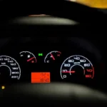 Τι σημαίνει το «ζιγκ ζαγκ» στο ταμπλό αυτοκινήτου