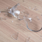 Πώς να καθαρίσετε τα σπασμένα γυαλιά – 4 έξυπνοι τρόποι