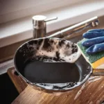 Πως θα καθαρίσω σωστά τα τηγάνια - Τα λάθη που πρέπει να αποφεύγετε