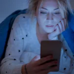 Πόσο βλάπτει τον ύπνο το μπλε φως της οθόνης του κινητού;