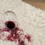 Πώς να απαλλαγείτε από τους λεκέδες στα χαλιά με 1 απρόσμενο αντικείμενο