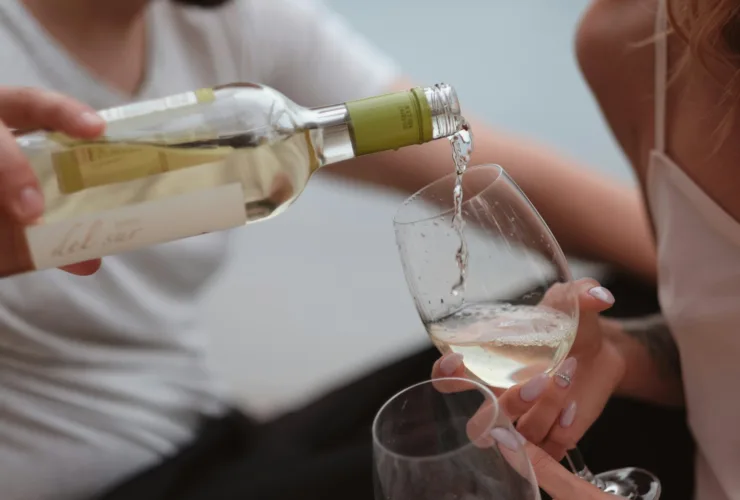 Έξυπνο hack: Πώς να ανοίξεις ένα μπουκάλι κρασί χωρίς τιρμπουσόν