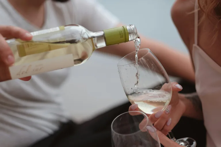 Πόσες μέρες μετά το άνοιγμα αντέχει το κρασί πριν γίνει… ξίδι;