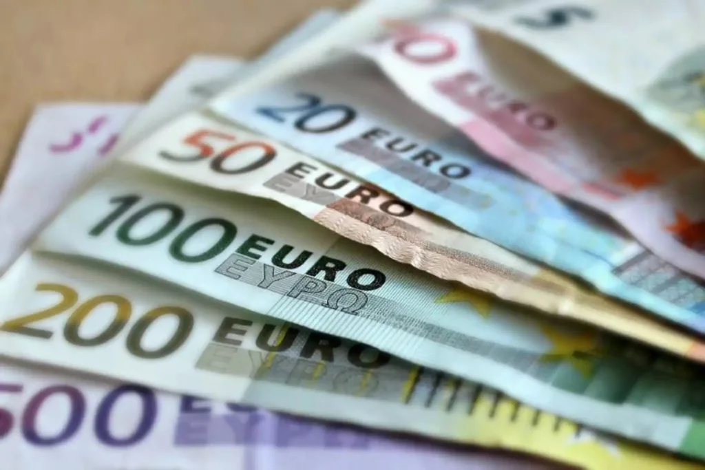 Τι προβλέπει ο νέος νόμος για τον κατώτατο μισθό – Βίντεο