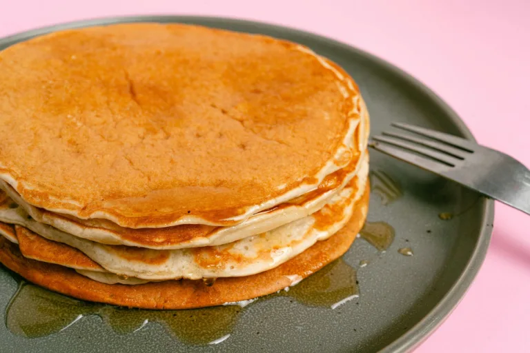 Πώς να φτιάξεις κι εσύ τα viral pancakes με γεύση μελομακάρονο!