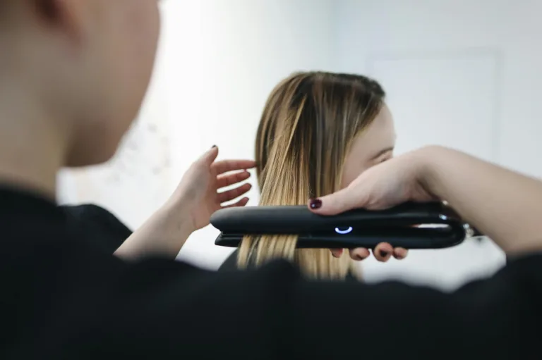Πώς να σώσεις τα καμμένα μαλλιά από την ισιωτική!