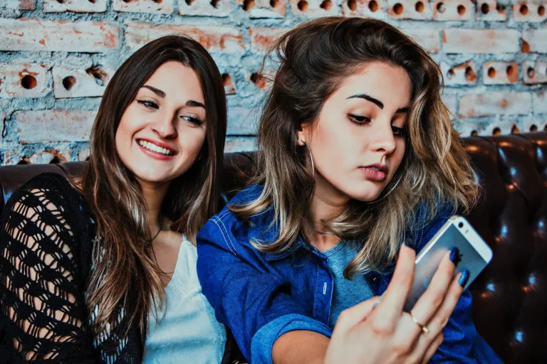 Τι είναι τα Pick me girls και γιατί τα μισούν όλοι;