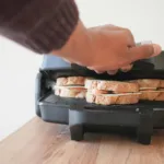 Το κόλπο με το χαρτί ψησίματος που θα αλλάξει την τοστιέρα σου – Τέλος το τρίψιμο