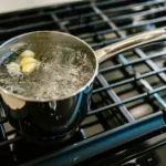 Ρίξε αυτό στο νερό όταν βράζεις μακαρόνια – Το μυστικό των σεφ για να μην κολλάνε ποτέ