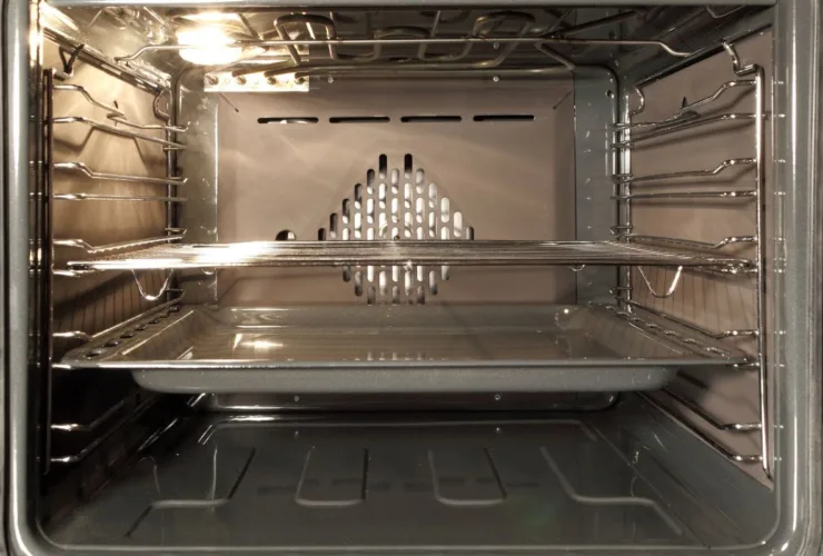 Πώς θα κάνεις τον φούρνο σου να αστράφτει με αυτά τα 3 φυσικά υλικά