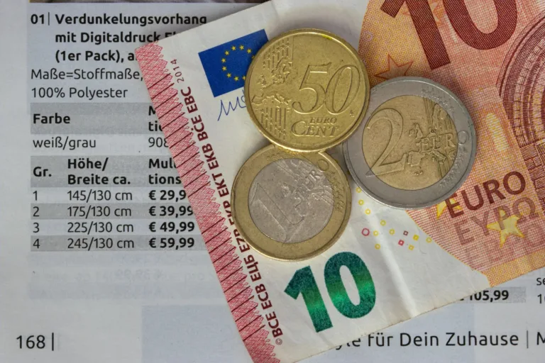 Γιατί δεν θα πληρωθούν άμεσα οι αυξήσεις στα επιδόματα ΟΠΕΚΑ