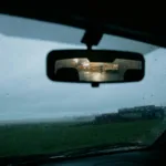 Το απλό κόλπο για να μην σας τυφλώνουν τα φώτα των πίσω αυτοκινήτων