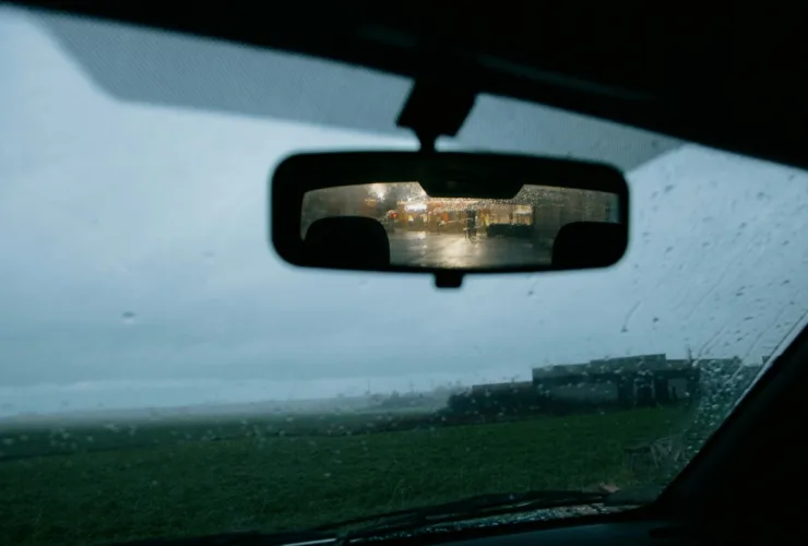 Το απλό κόλπο για να μην σας τυφλώνουν τα φώτα των πίσω αυτοκινήτων