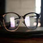 Πρεσβυωπία: Το σύμπτωμα που προδίδει ότι ξεκίνησε – Πώς να την αντιμετωπίσεις