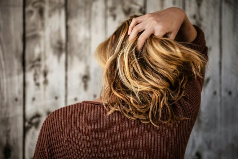 Τι συμβαίνει στα μαλλιά σου όταν κάνεις ντεκαπάζ;
