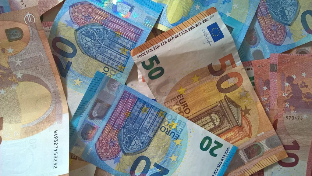 ΟΠΕΚΑ: Πότε πληρώνονται τα επιδόματα τον Ιανουάριο και πότε το επίδομα παιδιού 2025