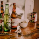 Πώς να απολαμβάνεις τη μπίρα σωστά το καλοκαίρι – Θερμοκρασία, ποτήρι και ιδανικά συνοδευτικά