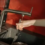 Γιατί δεν πρέπει να ρίχνεις καυτό νερό στον νεροχύτη