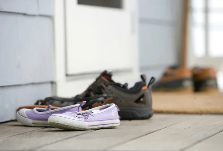 Γιατί πρέπει να βγάζετε τα παπούτσια πριν μπείτε σπίτι