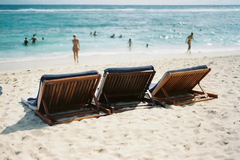 Πώς να απολαμβάνεις την παραλία με 40°C – Tips για ασφάλεια και δροσιά