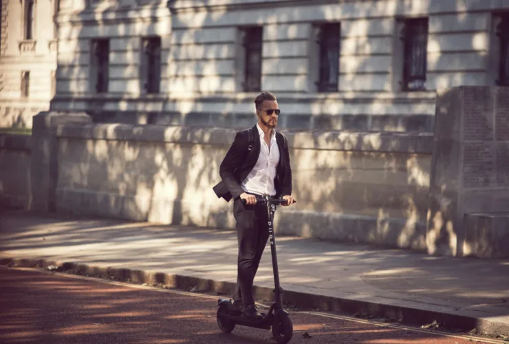 Πατίνια στην Αθήνα: Τα όρια ταχύτητας, η στάθμευση και πού δεν επιτρέπονται