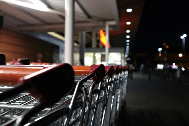 Η εταιρία που δίνει κατώτατο μισθό 1.050 σε όλους τους εργαζομένους