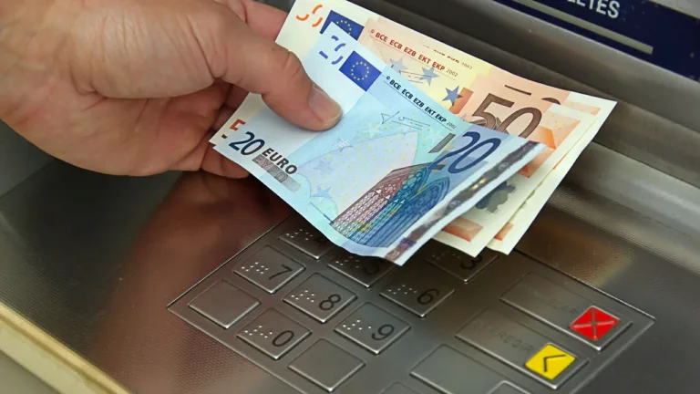 Πώς να αποφύγεις τη κατάσχεση στο λογαριασμό λόγω χρεών στην εφορία!