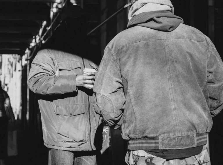 Πώς θα καταλάβεις αν κάποιος σε παρακολουθεί στον δρόμο