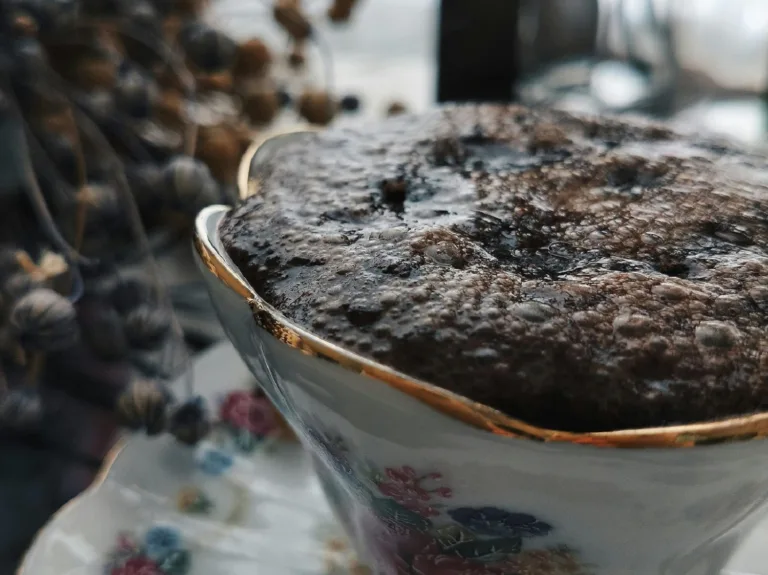 Super γρήγορο mug cake στον φούρνο μικροκυμάτων με 2 μόνο υλικά!