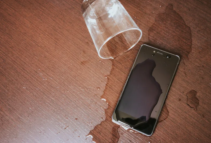 Πως 1 εφαρμογή μπορεί να σώσει το κινητό σου εάν πέσει στο νερό