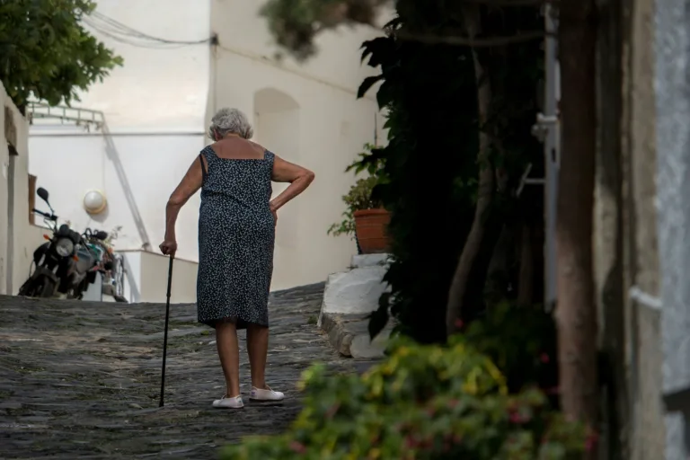 Η Ελλάδα γερνάει και κρατάει μαγκούρα