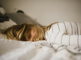 Στριφογυρίζετε στο κρεβάτι; Ο κανόνας των 20 λεπτών που θα σας στείλει αμέσως για ύπνο