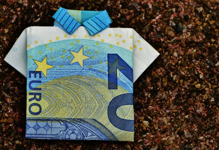 Γιατί θα πληρωθούν νωρίτερα τα επιδόματα ΟΠΕΚΑ