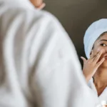 Τα συχνά λάθη που απειλούν το δέρμα μας στο μπάνιο – Και πώς να τα αποφύγεις