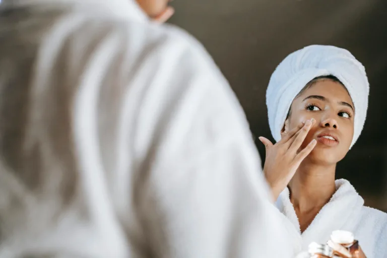 Τι είναι το «φυσικό botox»; «Σαρώνει» η νέα τάση