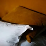 Πώς να «σβήσεις» τους κίτρινους λεκέδες από στρώμα και μαξιλάρια με ένα DIY σπρέι