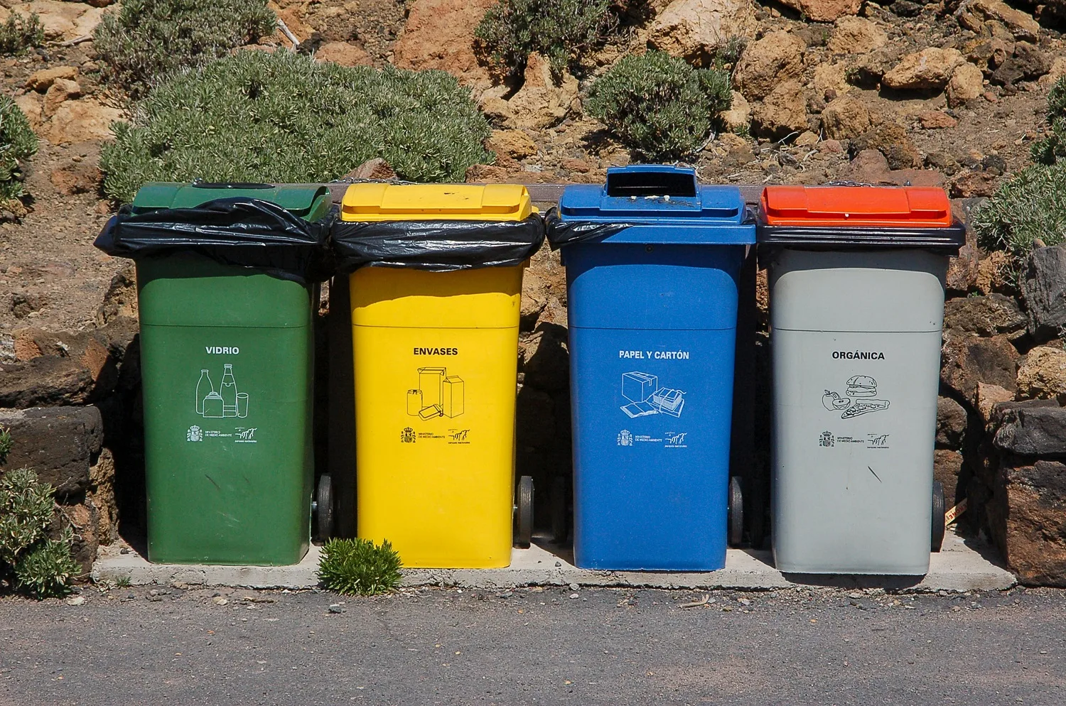 κάδοι απορριμάτων